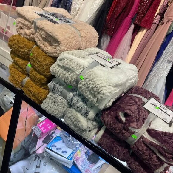 Super Soft Faux Fur Throw Blankets! - Picture 4 of 8